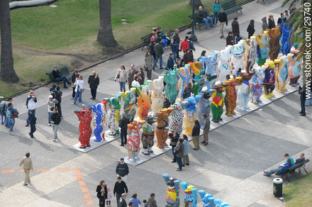 United Buddy Bears by Eva and Klaus Herlitz at Independencia square. - Department of Montevideo - URUGUAY. Photo #29740