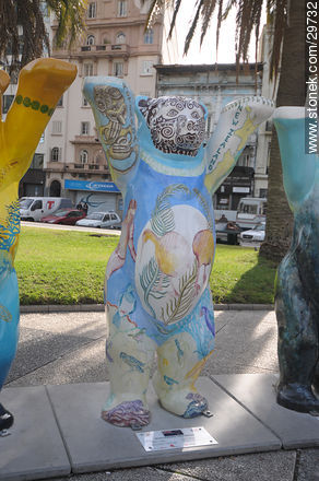 United Buddy Bears-Cultura por la Paz de Eva y Klaus Herlitz en la Plaza Independencia. Oso de Nueva Zelanda. Artista: Peter Hoffman - Departamento de Montevideo - URUGUAY. Foto No. 29732