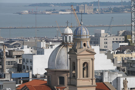 Cúpulas de la Catedral Metropolitana. Al fondo el dique de la Armada en el Cerro - Departamento de Montevideo - URUGUAY. Foto No. 29751