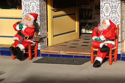 Papa Noeles a la entrada de un comercio. - Región Provenza-Alpes-Costa Azul - FRANCIA. Foto No. 30041