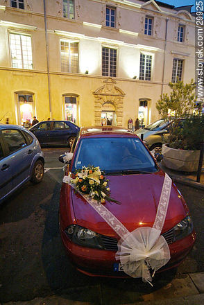Auto de recién casados en Nîmes - Región de Languedoc-Rousillon - FRANCIA. Foto No. 29925