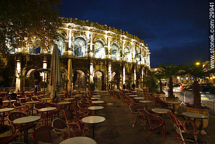 Café frente al anfiteatro romano de Nîmes - Región de Languedoc-Rousillon - FRANCIA. Foto No. 29941