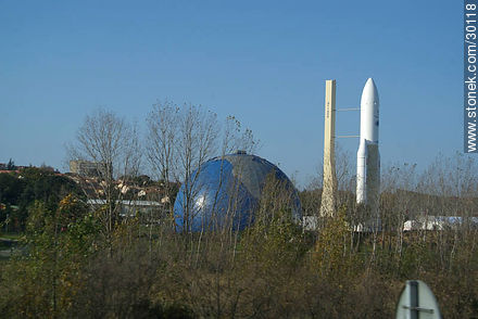 Cité de l'Espace en la ciudad de Toulouse desde la autopista A61 (L'Autoroute des Deux Mers) - Región de Midi-Pyrénées - FRANCIA. Foto No. 30118
