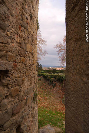 Vista entre las piedras de la muralla - Región de Languedoc-Rousillon - FRANCIA. Foto No. 30232