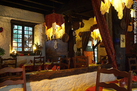 Interior del restaurant L'Ostal - Región de Languedoc-Rousillon - FRANCIA. Foto No. 30223
