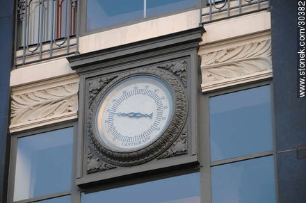 Thermometer in Pablo Ferrando's building - Department of Montevideo - URUGUAY. Photo #30382