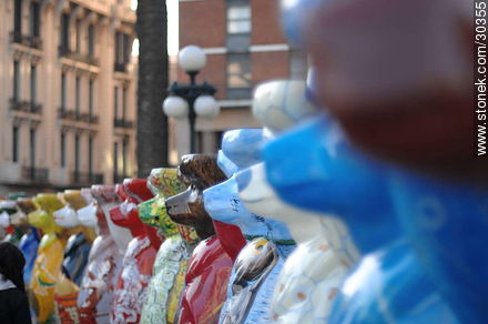 United Buddy Bears by  Eva and Klaus Herlitz at the Independencia square - Department of Montevideo - URUGUAY. Photo #30355
