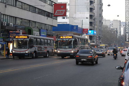 Avenida 18 de Julio - Departamento de Montevideo - URUGUAY. Foto No. 30299