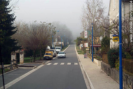 Angosta calle de un pueblo francés - Región de Midi-Pyrénées - FRANCIA. Foto No. 30804