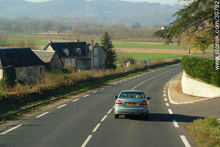 Route in near the border of the regions of Midi-Pyrenée and Aquitaine - Region of Midi-Pyrénées - FRANCE. Photo #30792