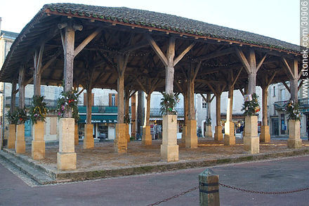 Mercado cubierto de Belvès que data del siglo XV. - Aquitania - FRANCIA. Foto No. 30906