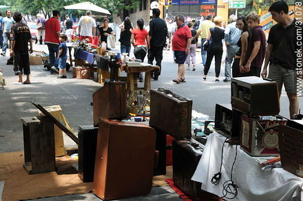 Feria de Tristán Narvaja. Valijas y radios antiguas. - Departamento de Montevideo - URUGUAY. Foto No. 31078