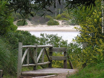 Acceso a la playa El Chorro en el arroyo Maldonado - Punta del Este y balnearios cercanos - URUGUAY. Foto No. 31320
