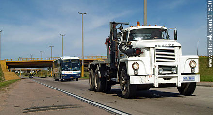 Camión y ómnibus de Copsa en los accesos a Montevideo - Departamento de Montevideo - URUGUAY. Foto No. 31500