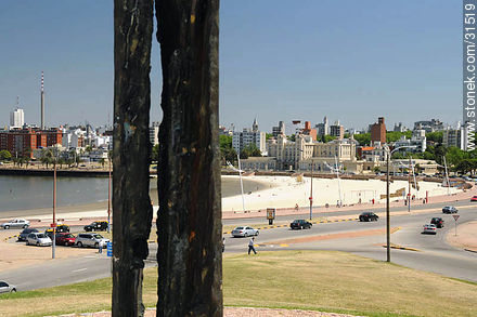 Playa Ramírez y el edificio Mercosur - Departamento de Montevideo - URUGUAY. Foto No. 31519