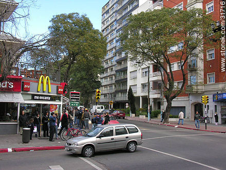 21 de Setiembre and Ellauri streets - Department of Montevideo - URUGUAY. Photo #31716