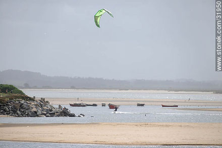 Kite surfing en la laguna de José Ignacio - Punta del Este y balnearios cercanos - URUGUAY. Foto No. 31950