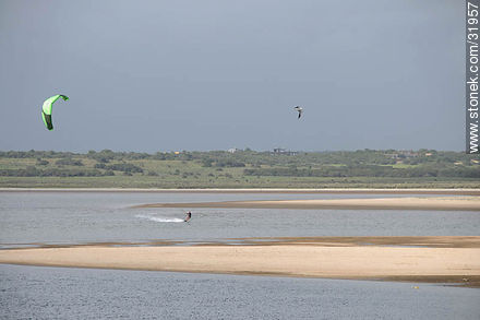 Kite surfing en la laguna de José Ignacio - Punta del Este y balnearios cercanos - URUGUAY. Foto No. 31957