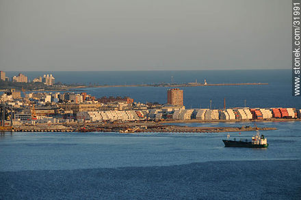 Contenedores en el Puerto de Montevideo - Departamento de Montevideo - URUGUAY. Foto No. 31991