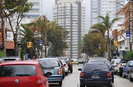 Tráfico intenso en la calle 20 - Punta del Este y balnearios cercanos - URUGUAY. Foto No. 32010