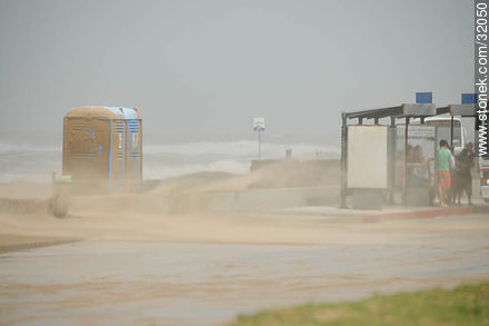 Tormenta de arena en Playa Brava - Punta del Este y balnearios cercanos - URUGUAY. Foto No. 32050