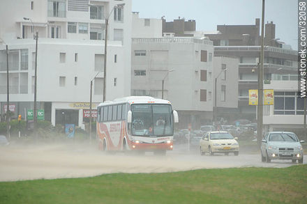 Transporte colectivo en la tormenta de arena - Punta del Este y balnearios cercanos - URUGUAY. Foto No. 32058