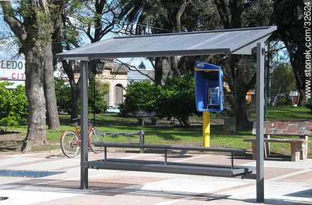 Refugio peatonal en la plaza Cristóbal Colón - Departamento de Tacuarembó - URUGUAY. Foto No. 32624