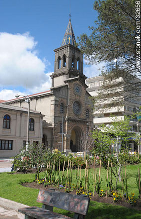 Catedral de San Fructuoso frente a la plaza 19 de abril - Departamento de Tacuarembó - URUGUAY. Foto No. 32656