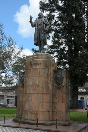 Monumento a Artigas en la Plaza 19 de Abril - Departamento de Tacuarembó - URUGUAY. Foto No. 32651
