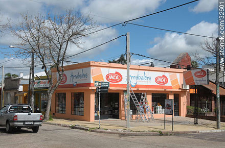 Streets of Tacuarembó city, hardware store. - Tacuarembo - URUGUAY. Photo #32601