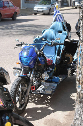 Moto biplaza con respaldo - Departamento de Tacuarembó - URUGUAY. Foto No. 32596