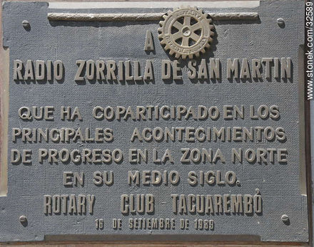 Placa del Rotary por 50 años de trayectoria de Radio Zorrilla - Departamento de Tacuarembó - URUGUAY. Foto No. 32589