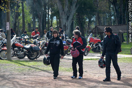 Motociclistas en la Laguna de las Lavanderas - Departamento de Tacuarembó - URUGUAY. Foto No. 32582