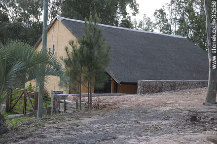 Residencia con quincho en el Balneario Iporá - Departamento de Tacuarembó - URUGUAY. Foto No. 32558