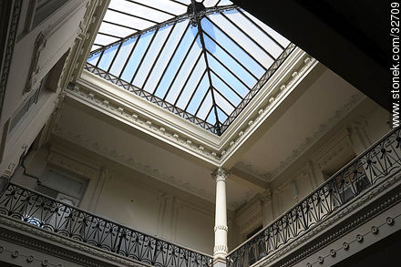 Primer piso y claraboya de la Facultad de Agronomía - Departamento de Montevideo - URUGUAY. Foto No. 32709