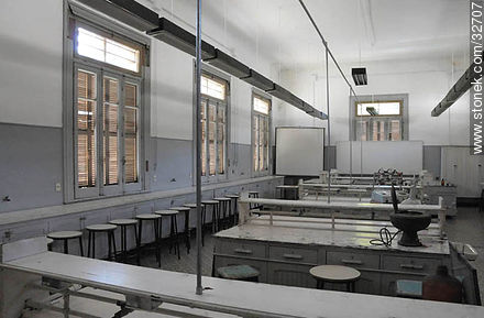 Laboratorio de Química. Facultad de Agronomía. - Departamento de Montevideo - URUGUAY. Foto No. 32707