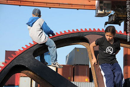 Niños jugando en el puerto de Montevideo - Departamento de Montevideo - URUGUAY. Foto No. 32870