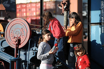 Port visitors during the Heritage Day in Montevideo - Department of Montevideo - URUGUAY. Photo #32861