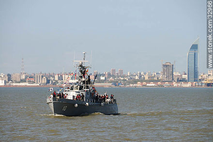 Patrol boat in the Bay of Montevideo - Department of Montevideo - URUGUAY. Photo #32966