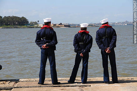 Marineros en el muelle de la Escuelas de Especialidades de la Armada en el Cerro - Departamento de Montevideo - URUGUAY. Foto No. 32967