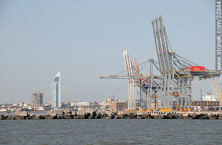 Port of Montevideo and Antel tower. - Department of Montevideo - URUGUAY. Photo #32944
