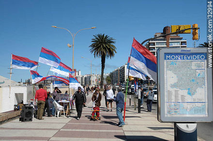 Banderas del Frente Amplio en la rambla de Pocitos. 2009. - Departamento de Montevideo - URUGUAY. Foto No. 32994