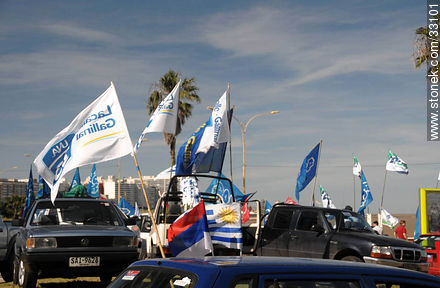 Banderas de Uruguay, Partido Nacional y Frente Amplio - Departamento de Montevideo - URUGUAY. Foto No. 33101