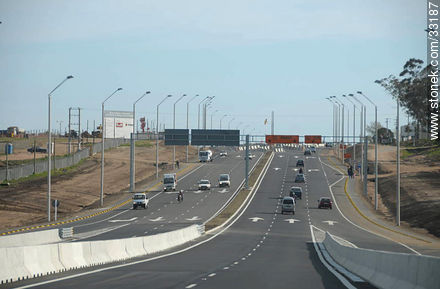 Nuevo tramo de la ruta 101 frente al novel aeropuerto de Carrasco. 2009. - Departamento de Canelones - URUGUAY. Foto No. 33187