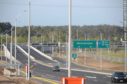 Nuevo tramo de la ruta 101 frente al nuevo aeropuerto de Carrasco. 2009. - Departamento de Canelones - URUGUAY. Foto No. 33185
