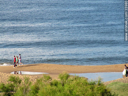 Playa Mansa. Turistas matutinos y limpieza de la costa. - Punta del Este y balnearios cercanos - URUGUAY. Foto No. 33980