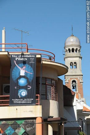 Pilates y cúpula de la iglesia - Departamento de Montevideo - URUGUAY. Foto No. 34162