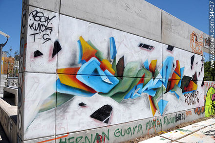 Parque Seregni. Muro para grafitis.  - Departamento de Montevideo - URUGUAY. Foto No. 34407