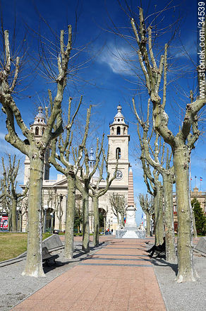 Plaza de los 33 Orientales y la Catedral de San José - Departamento de San José - URUGUAY. Foto No. 34539
