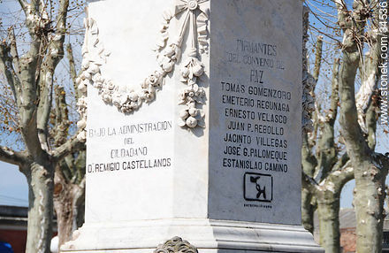 Basamento del obelisco de la plaza de los 33. - Departamento de San José - URUGUAY. Foto No. 34536